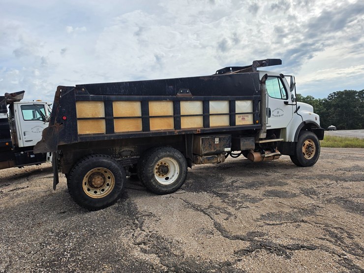 2007-freightliner-m2-106-image-9
