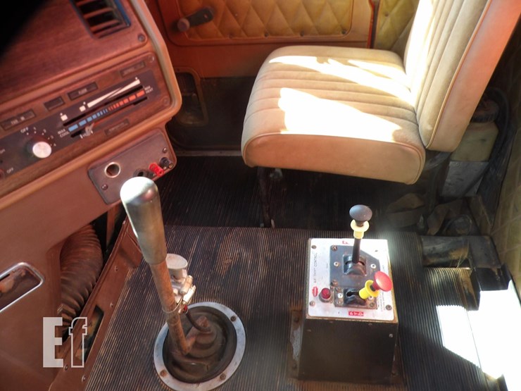 1984-freightliner-flc120-image-15