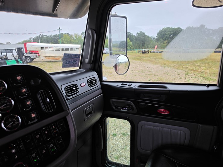 2018-peterbilt-389-image-61