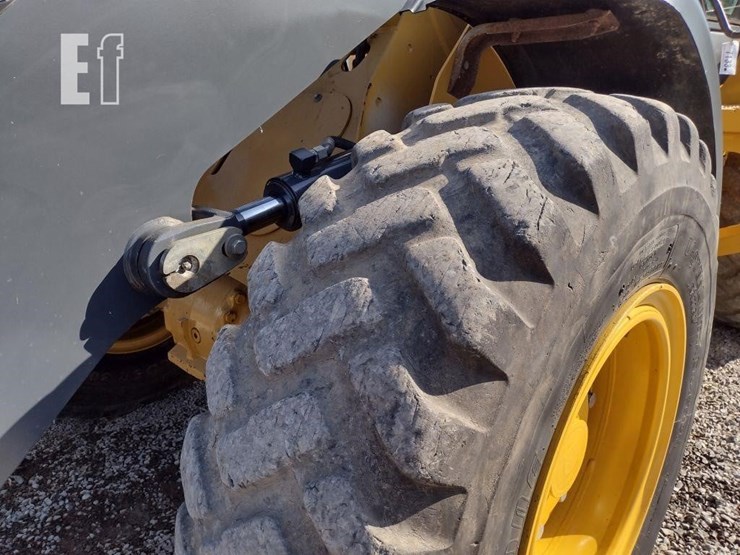 2019-deere-444k-image-17