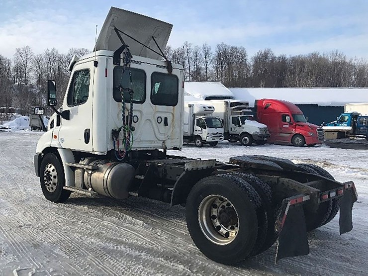 2018-freightliner-cascadia-113-image-2