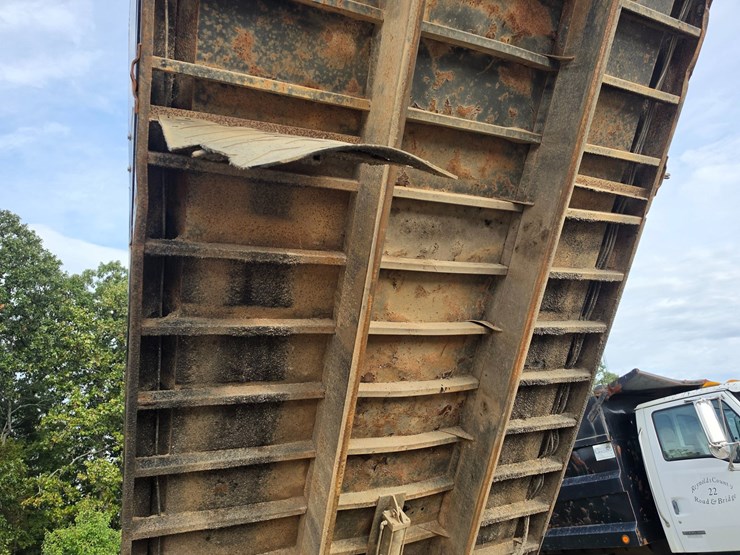 2007-freightliner-m2-106-image-27