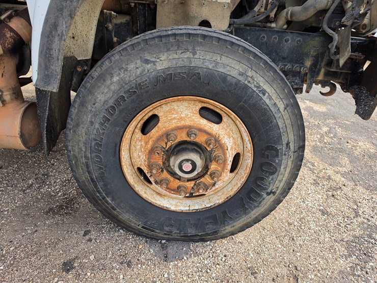 2007-freightliner-m2-106-image-92