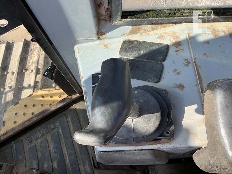 2005-deere-700h-lgp-image-15