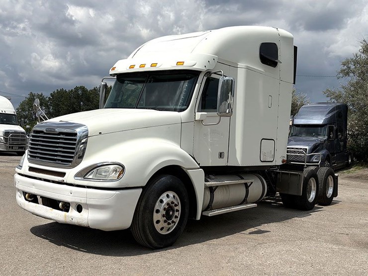 2013-freightliner-cl120-columbia-image-2