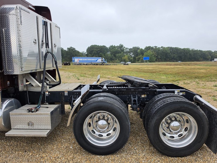 2018-peterbilt-389-image-84
