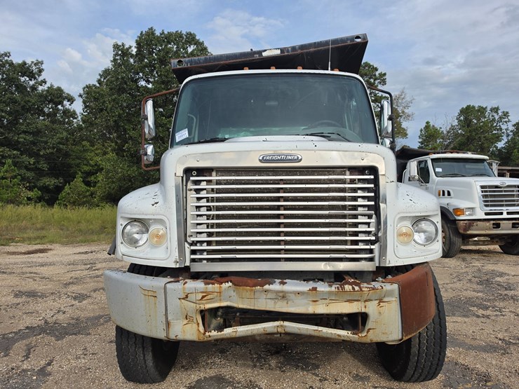 2007-freightliner-m2-106-image-16