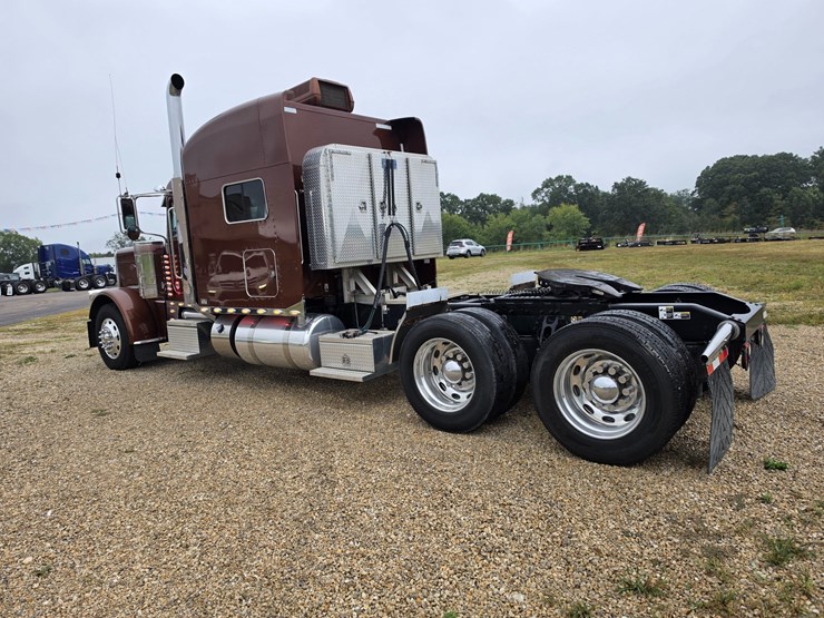 2018-peterbilt-389-image-11