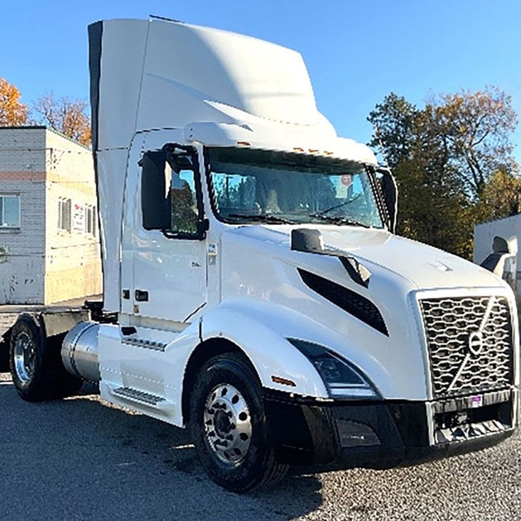 2019 VOLVO VNR300
