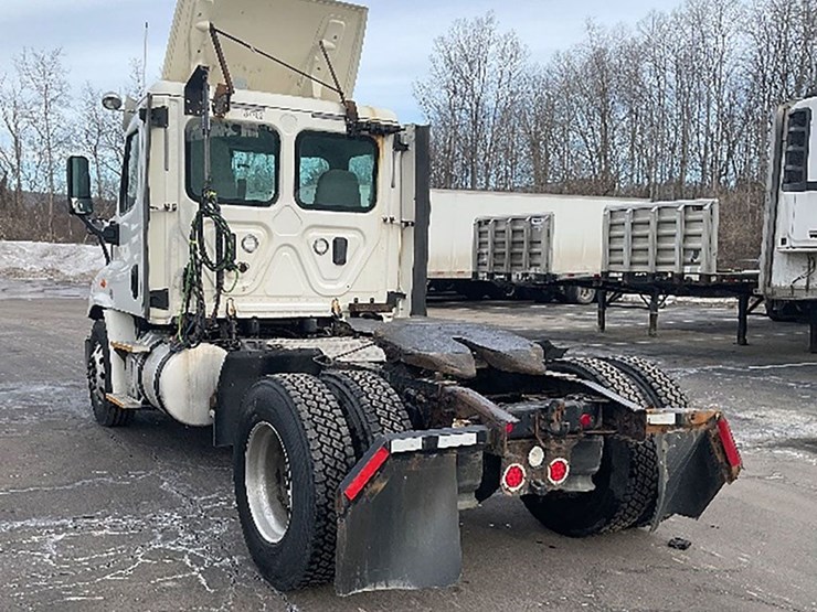 2017-freightliner-cascadia-113-image-2