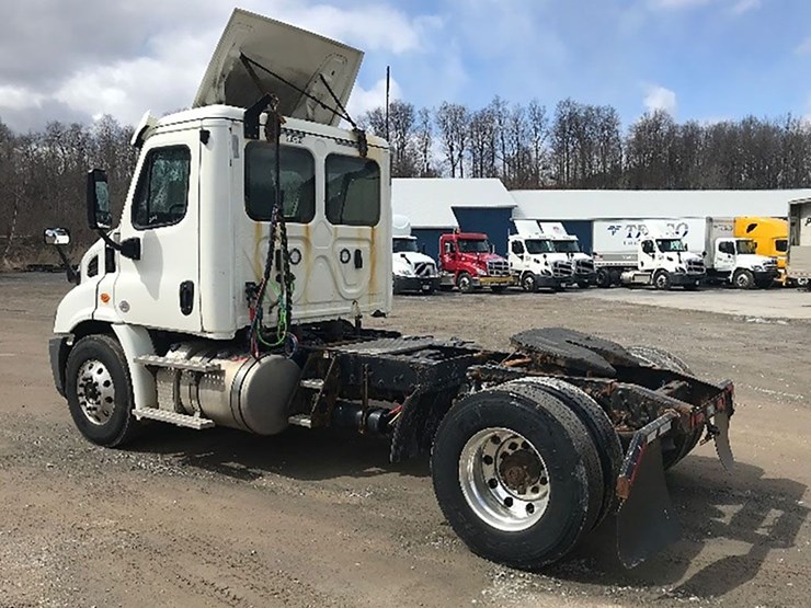 2018-freightliner-cascadia-113-image-2
