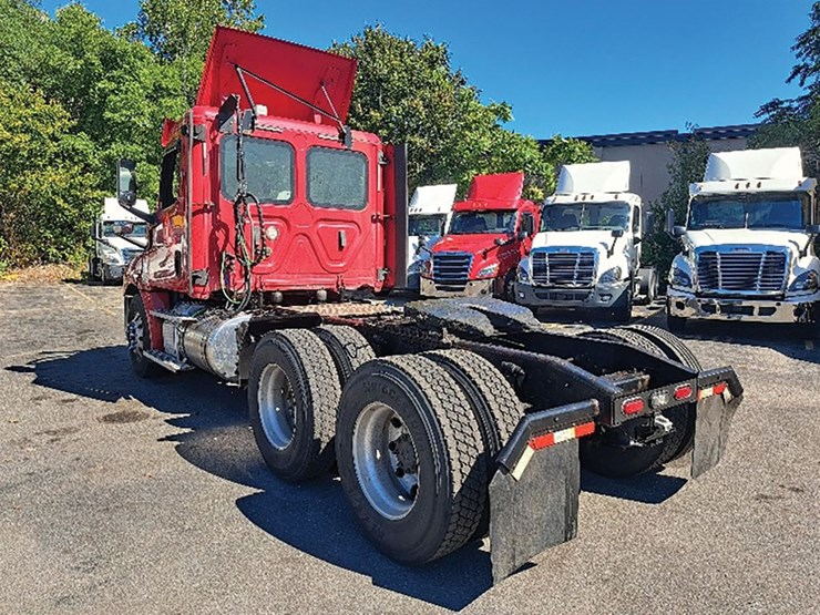 2020-freightliner-cascadia-126-image-1