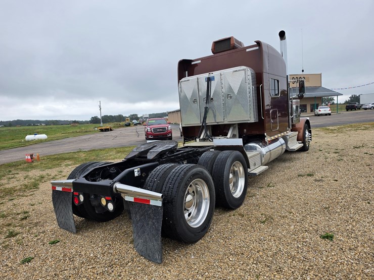 2018-peterbilt-389-image-17