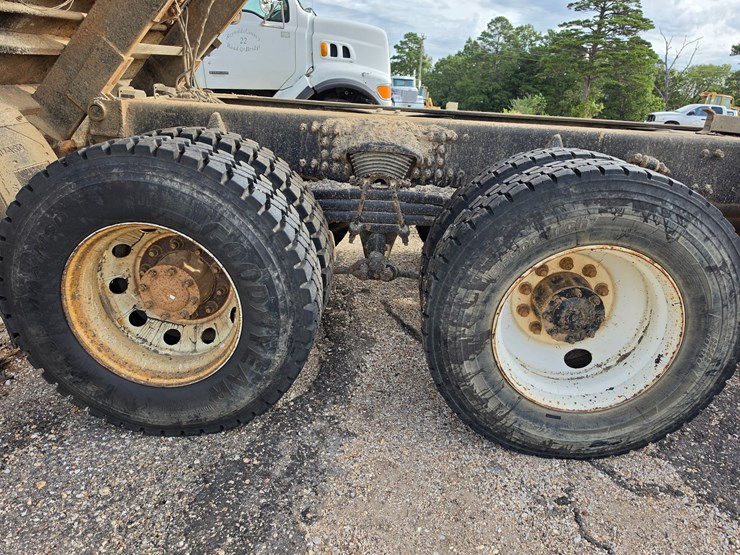 2007-freightliner-m2-106-image-93
