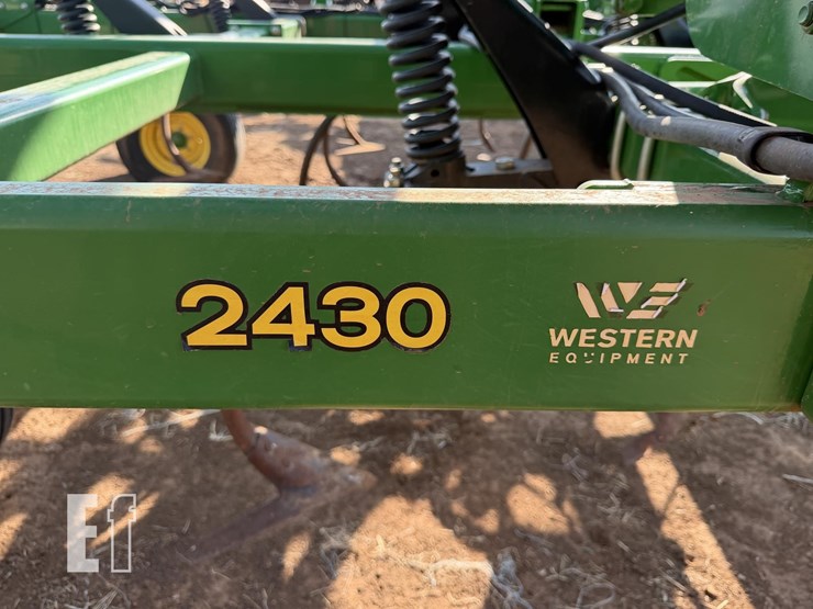 2023-john-deere-2430-image-12