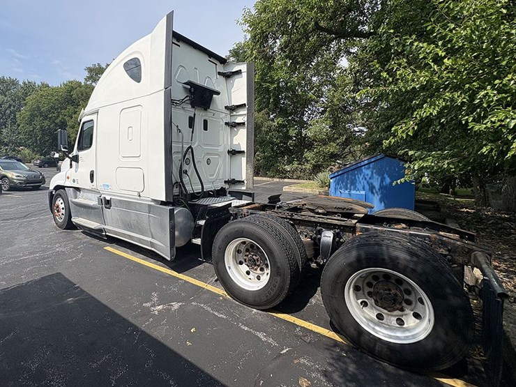 2018-freightliner-cascadia-125-image-3