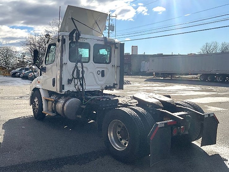 2017-freightliner-cascadia-113-image-2