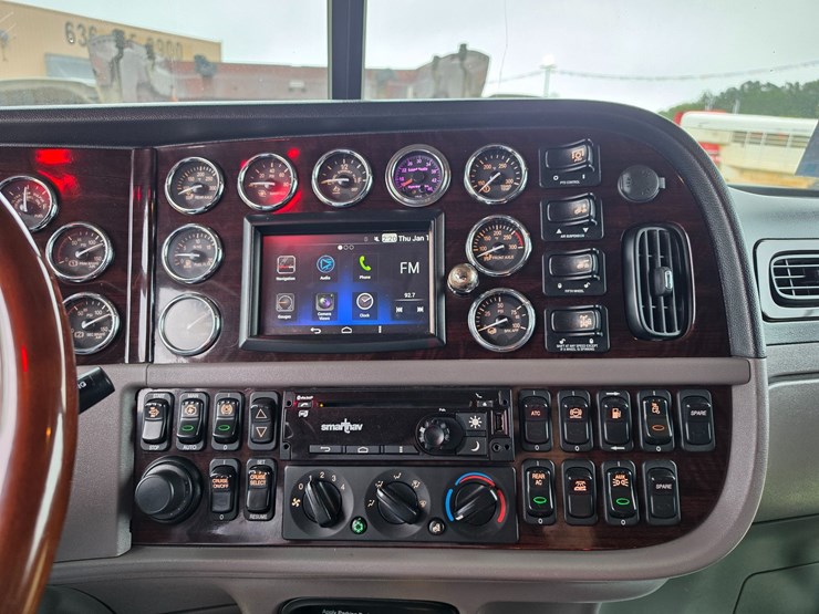 2018-peterbilt-389-image-63