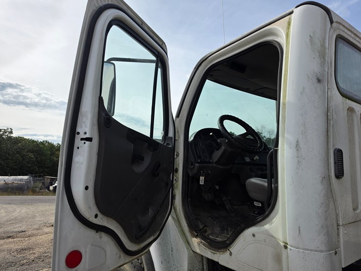 2007-freightliner-m2-106-image-72