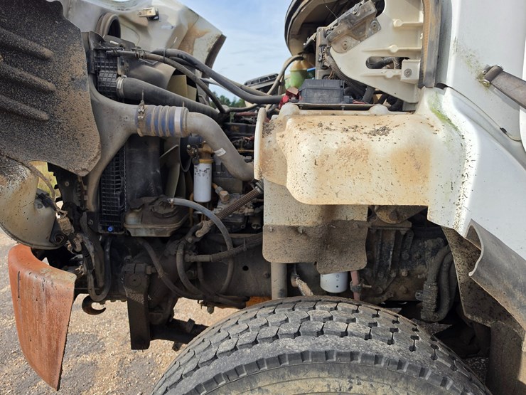 2007-freightliner-m2-106-image-49