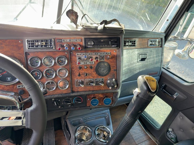 2002-kenworth-w900-image-30