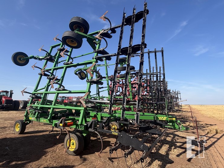 2023-john-deere-2430-image-4