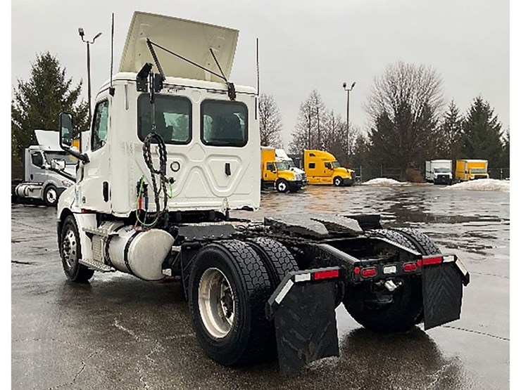 2020-freightliner-cascadia-126-image-2