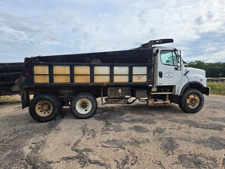 2007-freightliner-m2-106-image-10