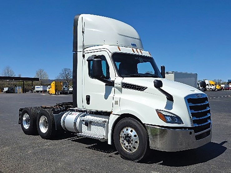 2019-freightliner-cascadia-126-image-1