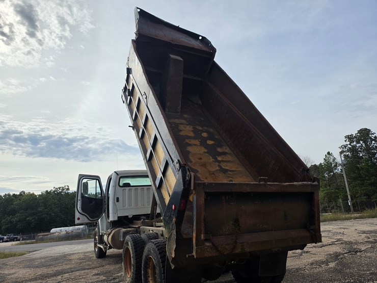 2007-freightliner-m2-106-image-18