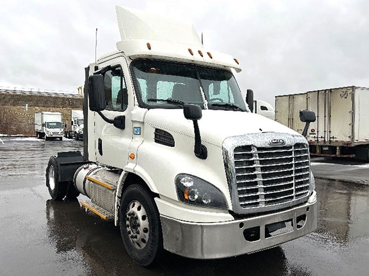 2017-freightliner-cascadia-113-image-1