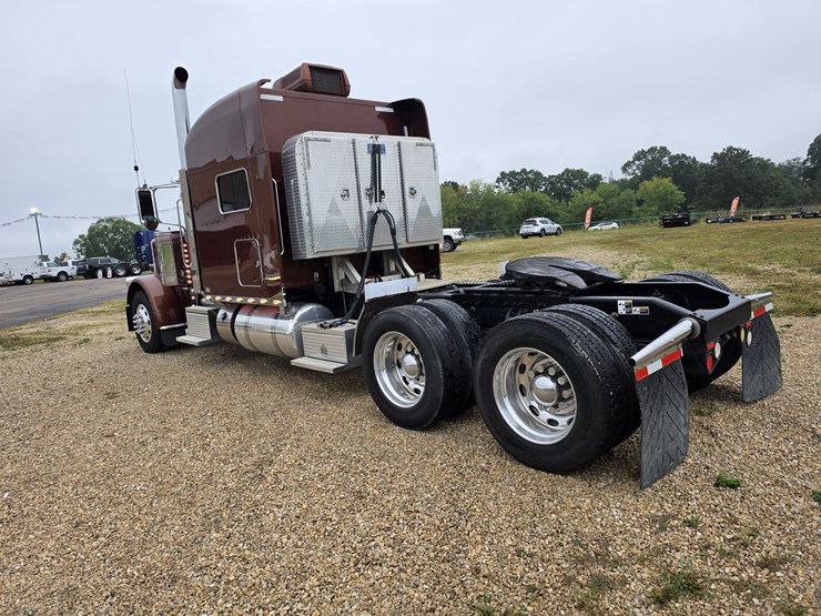 2018-peterbilt-389-image-12