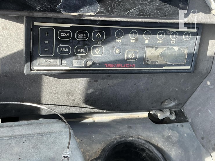 2018-takeuchi-tb260-image-13