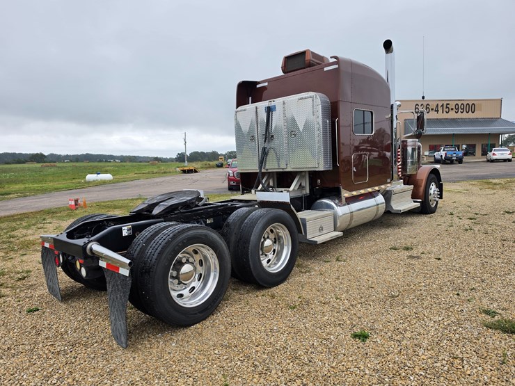 2018-peterbilt-389-image-18