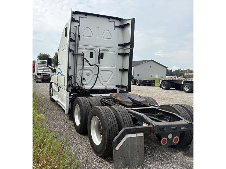 2017-freightliner-cascadia-125-image-3