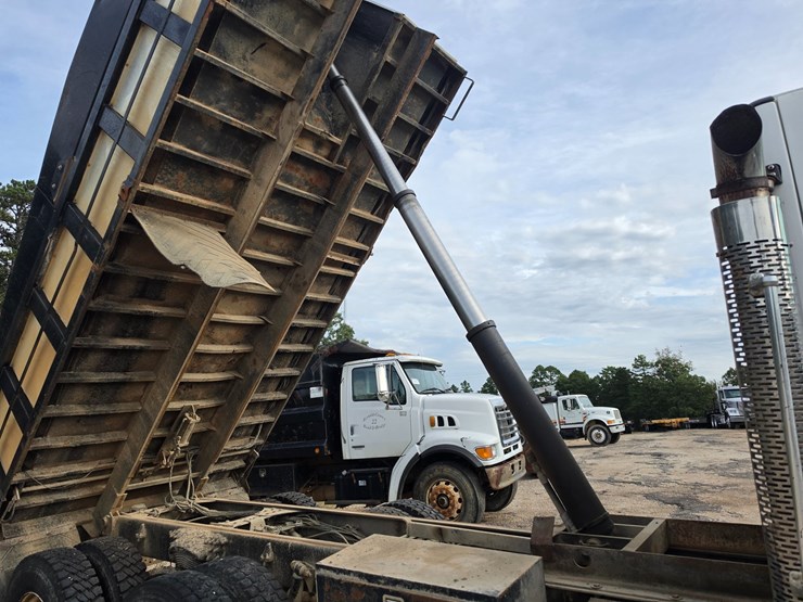 2007-freightliner-m2-106-image-22