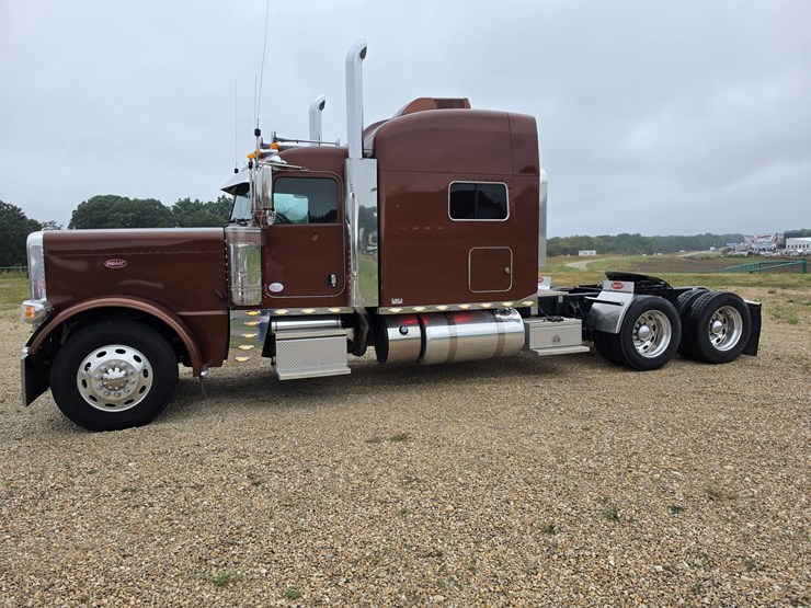 2018-peterbilt-389-image-5
