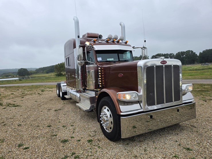 2018-peterbilt-389-image-28