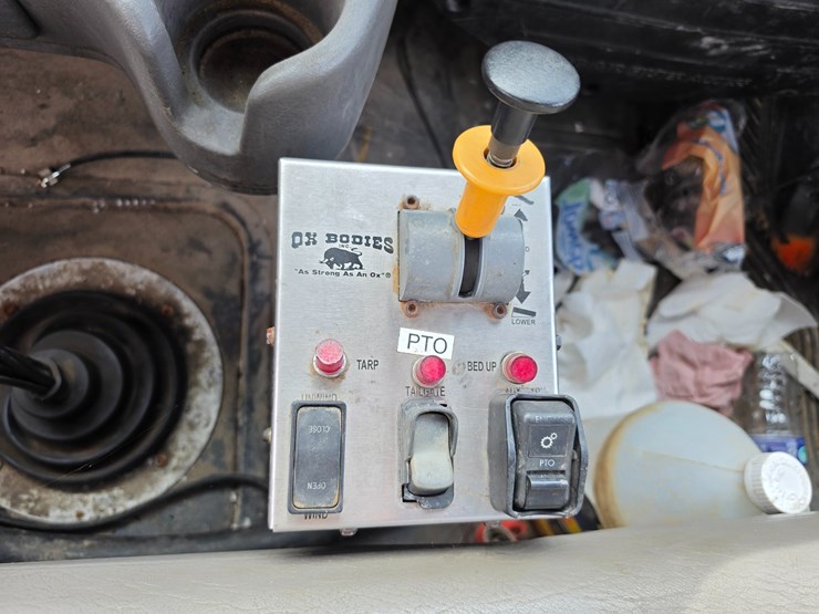 2007-freightliner-m2-106-image-87