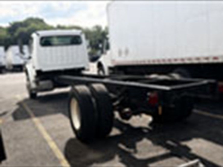 2018-freightliner-m2-106-image-1