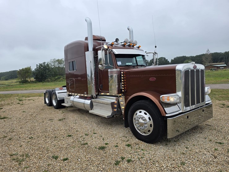 2018-peterbilt-389-image-27