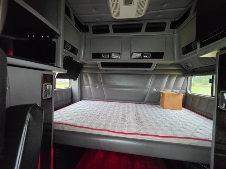 2018-peterbilt-389-image-79