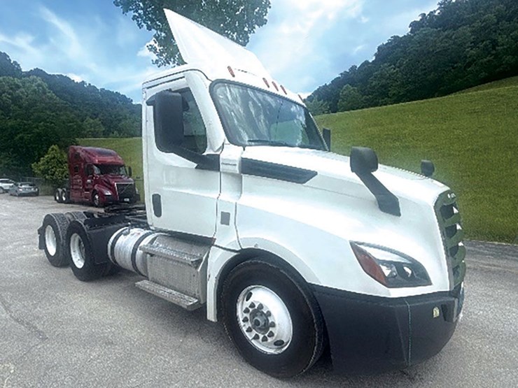2020-freightliner-cascadia-126-image-1