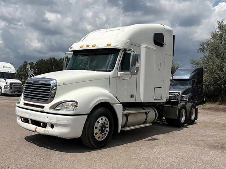 2014-freightliner-cl120-columbia-image-1