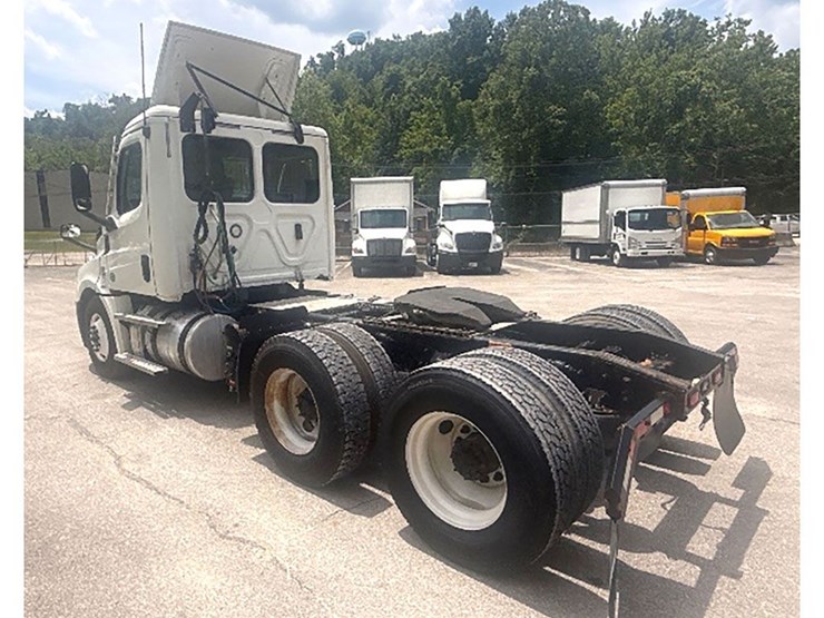 2020-freightliner-cascadia-126-image-2