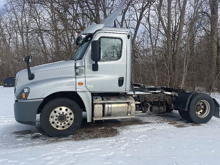 2018-freightliner-cascadia-125-image-1