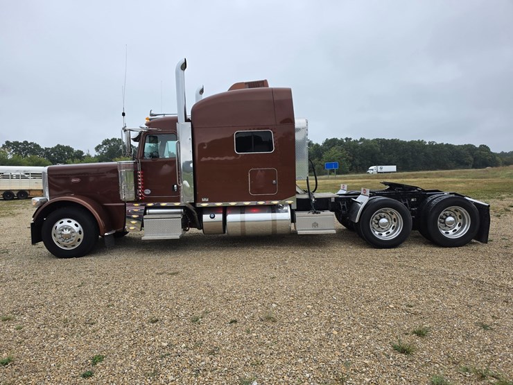 2018-peterbilt-389-image-7