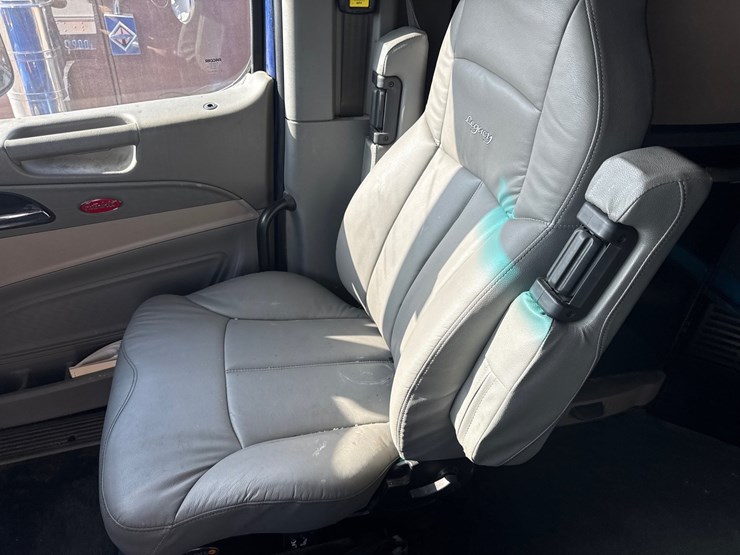 2019-peterbilt-579-image-41