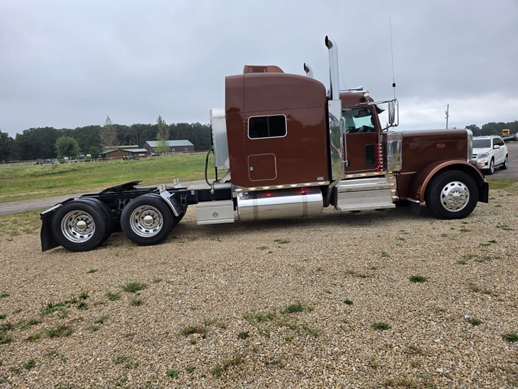 2018-peterbilt-389-image-22
