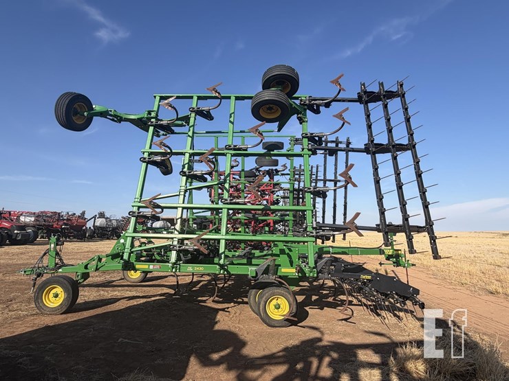 2023-john-deere-2430-image-3
